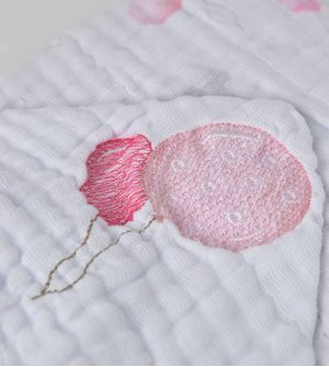Toalha Soft Balões com Capuz Bordado 80 x 90cm