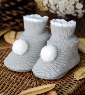 Sapatinho para Bebê Pompom e Detalhe Tam. RN