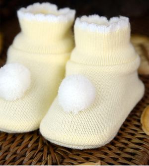 Sapatinho para Bebê Pompom e Detalhe Tam. RN