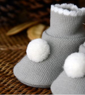 Sapatinho para Bebê Pompom e Detalhe Tam. RN
