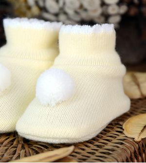 Sapatinho para Bebê Pompom e Detalhe Tam. RN