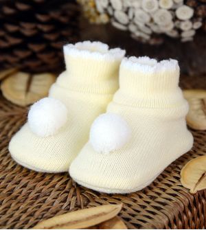 Sapatinho para Bebê Pompom e Detalhe Tam. RN