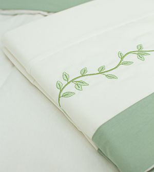 Jogo de Lençol para Berço Bordado Folhas com 3 peças